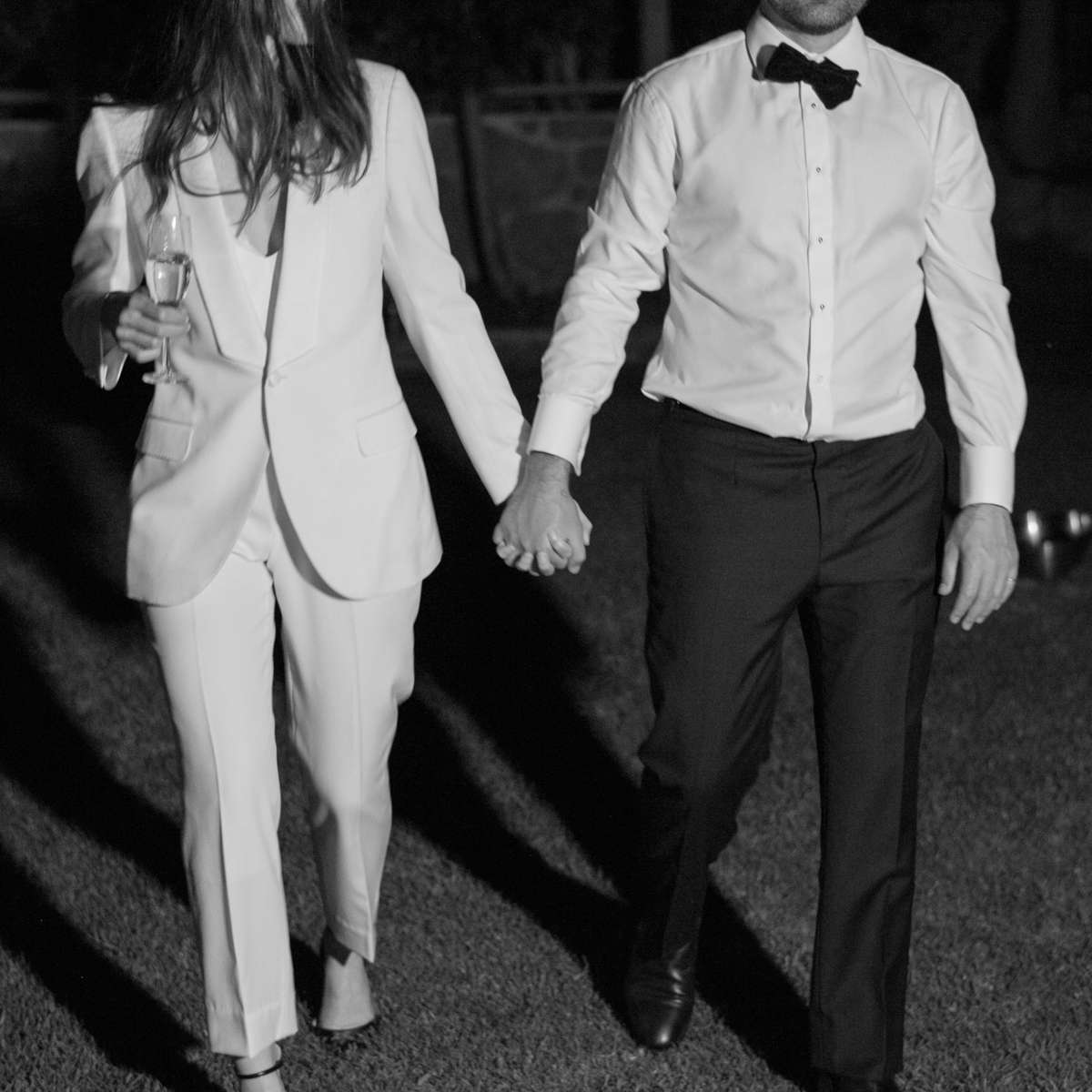 新郎和新娘手拉手地走着