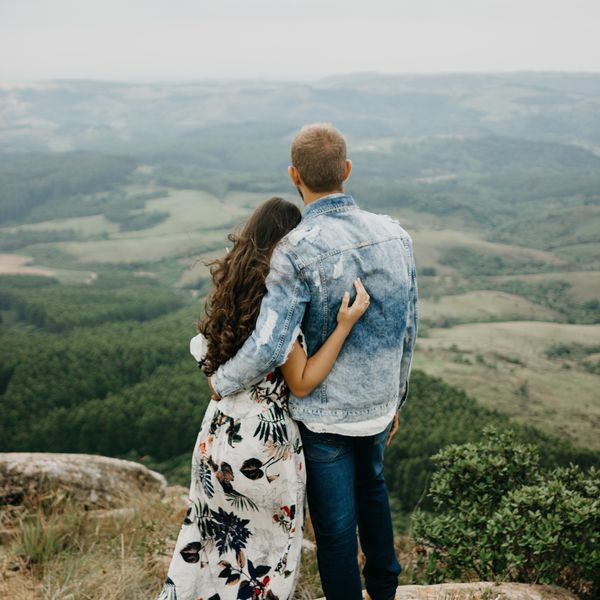 一对情侣相依为命