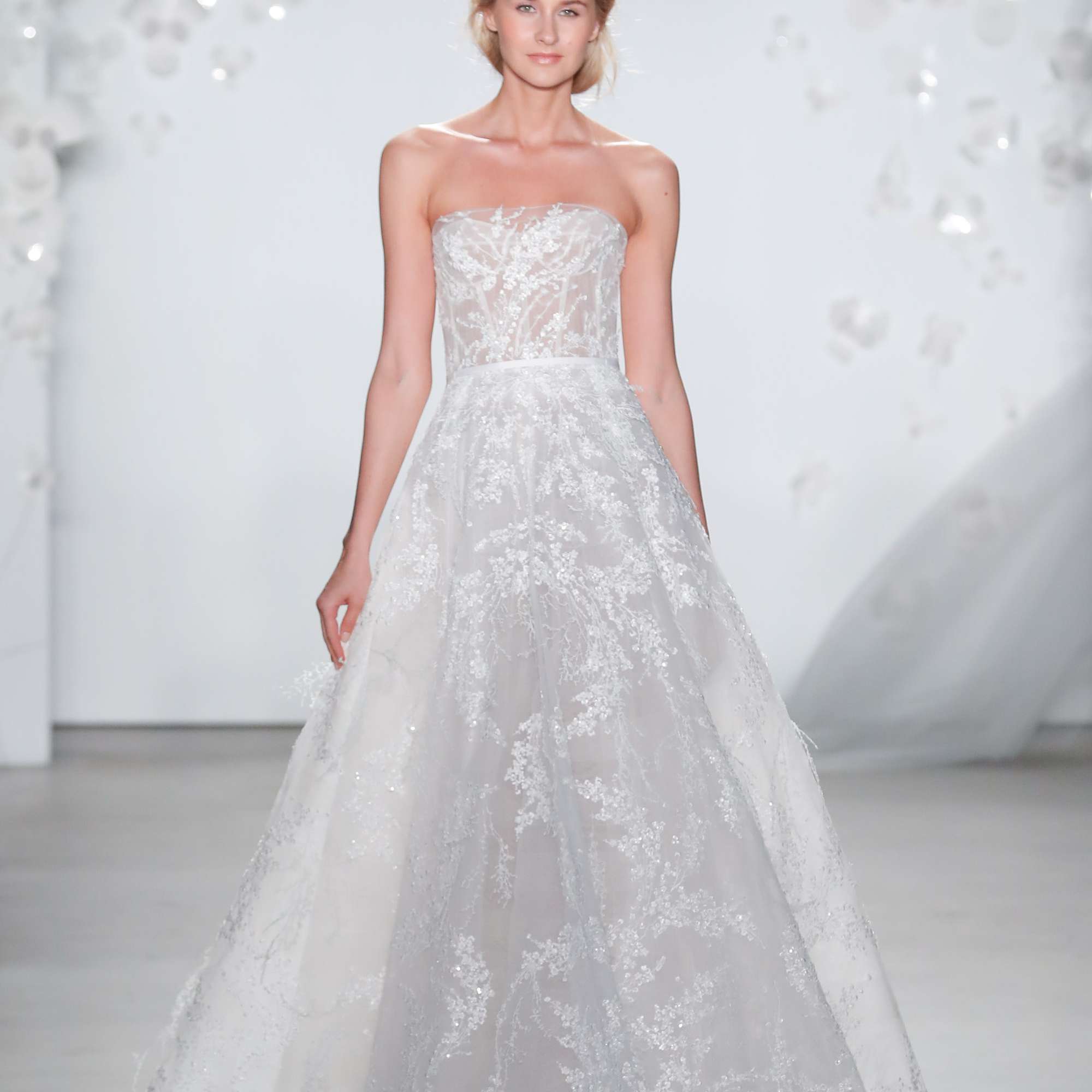 在露肩晚礼服婚纱花卉刺绣模式