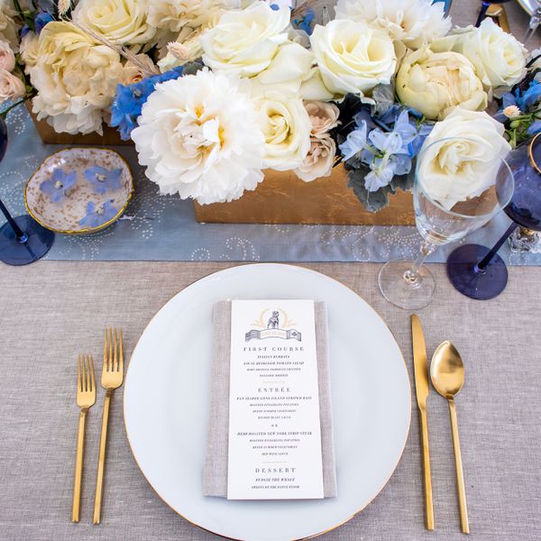 有蓝色花朵的中心装饰品