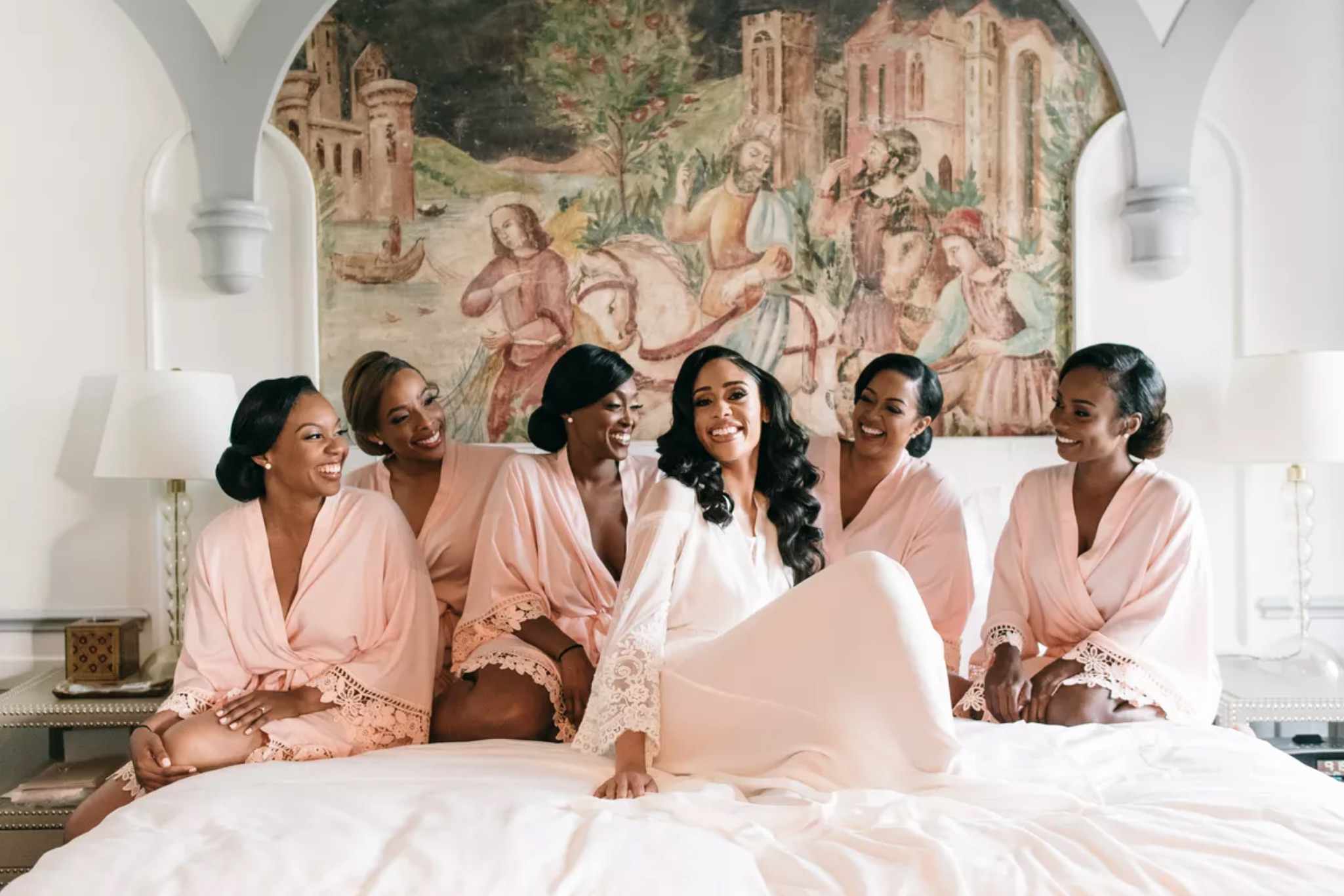 新娘和伴娘在床上