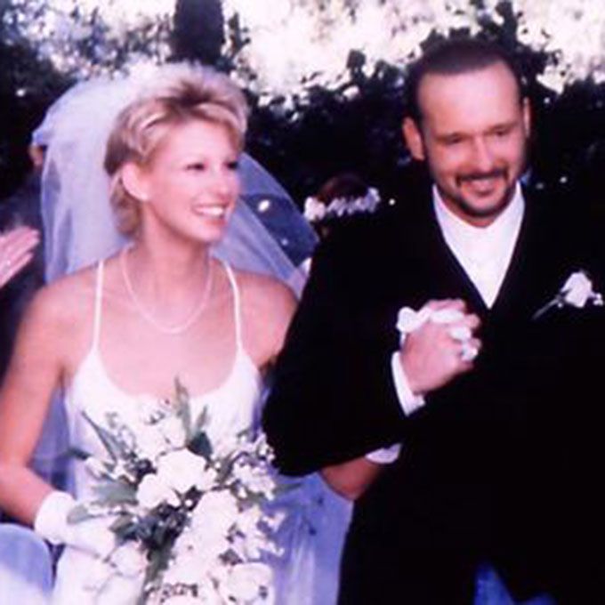 1996年，费思·希尔身着白色紧身礼服与蒂姆·麦格劳结婚