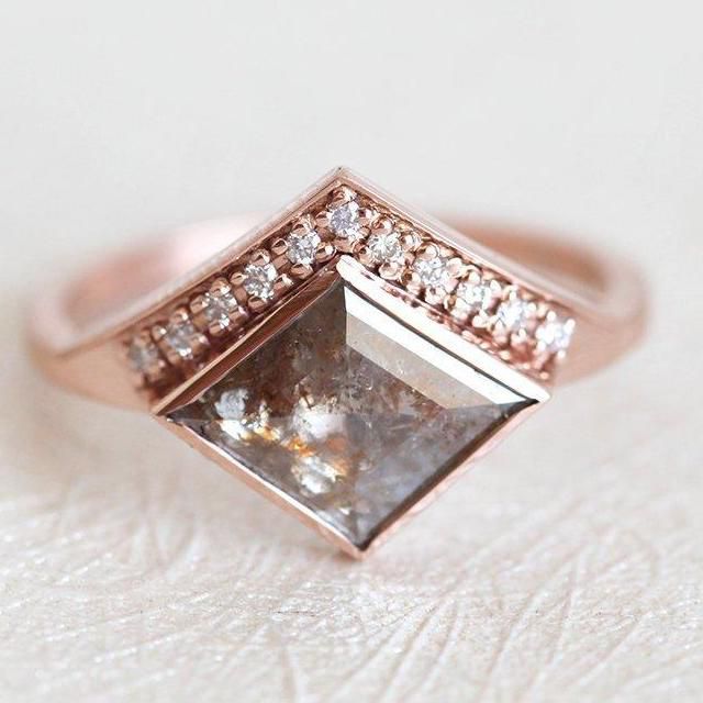 在玫瑰金乐队上的几何玫瑰香槟钻石戒指