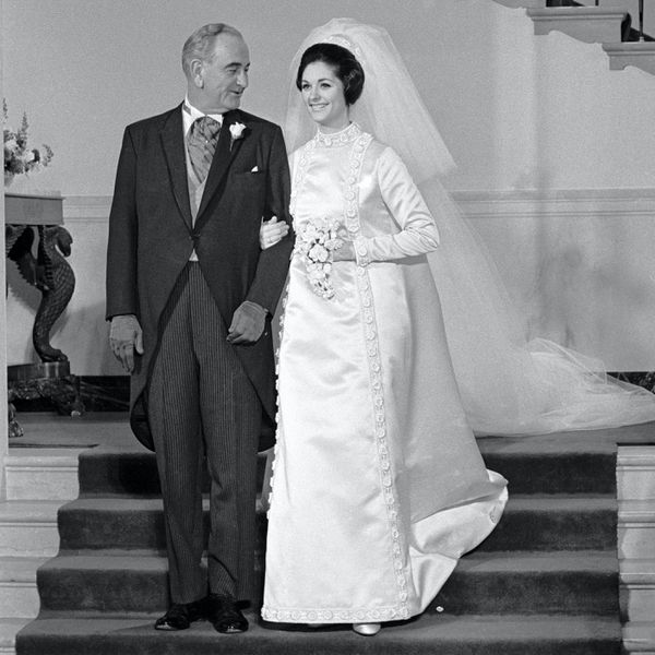 约翰逊和女儿在婚礼上“class=