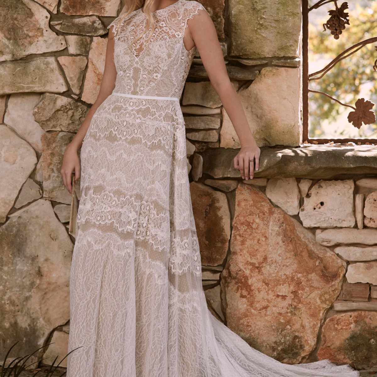 模特在幻想花边覆盖婚纱