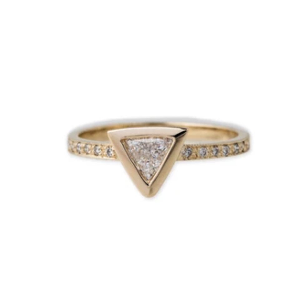 与黄金带的边英亿金刚石订婚戒指在白色背景188bet官网88bet官网