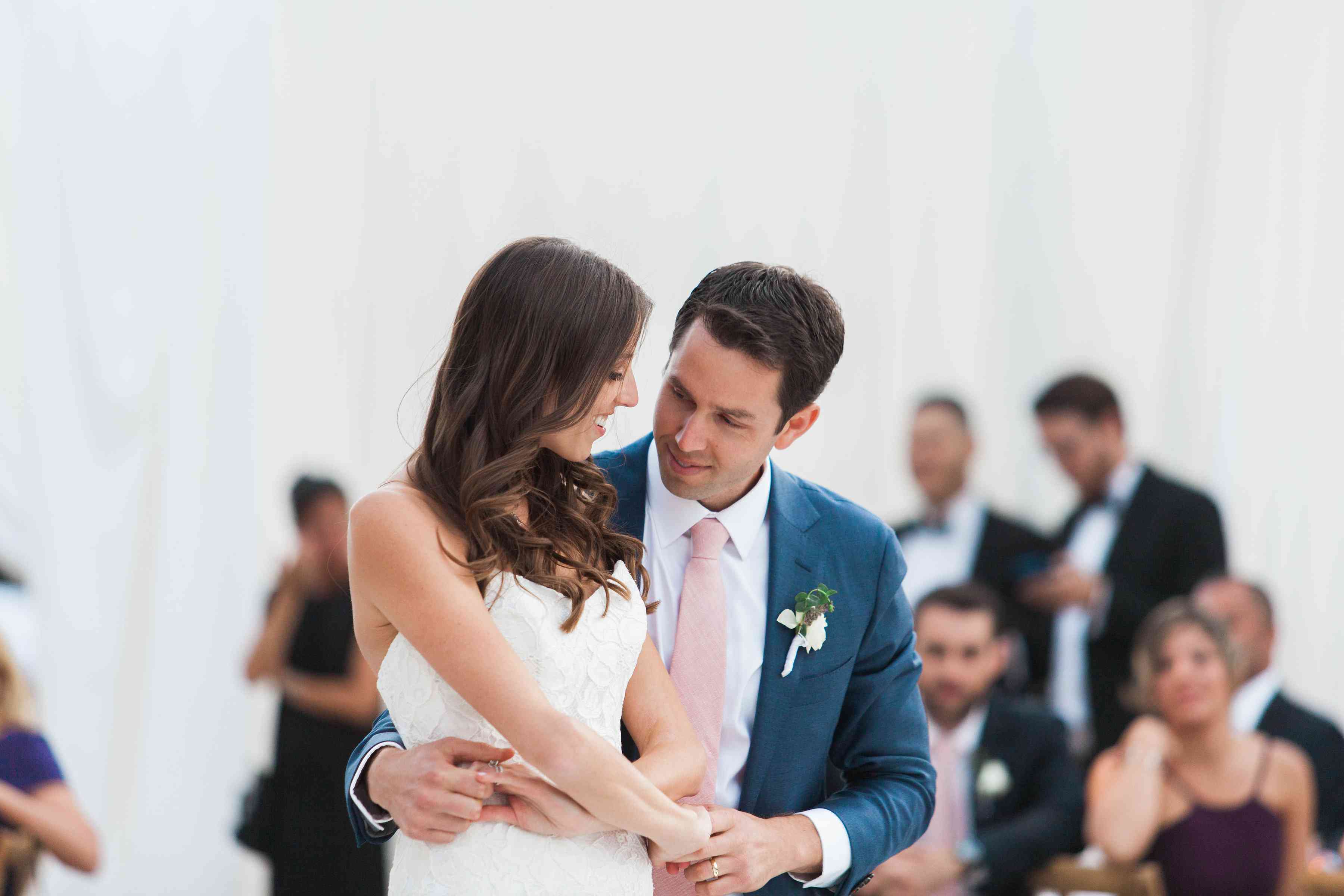 新娘和新郎跳舞