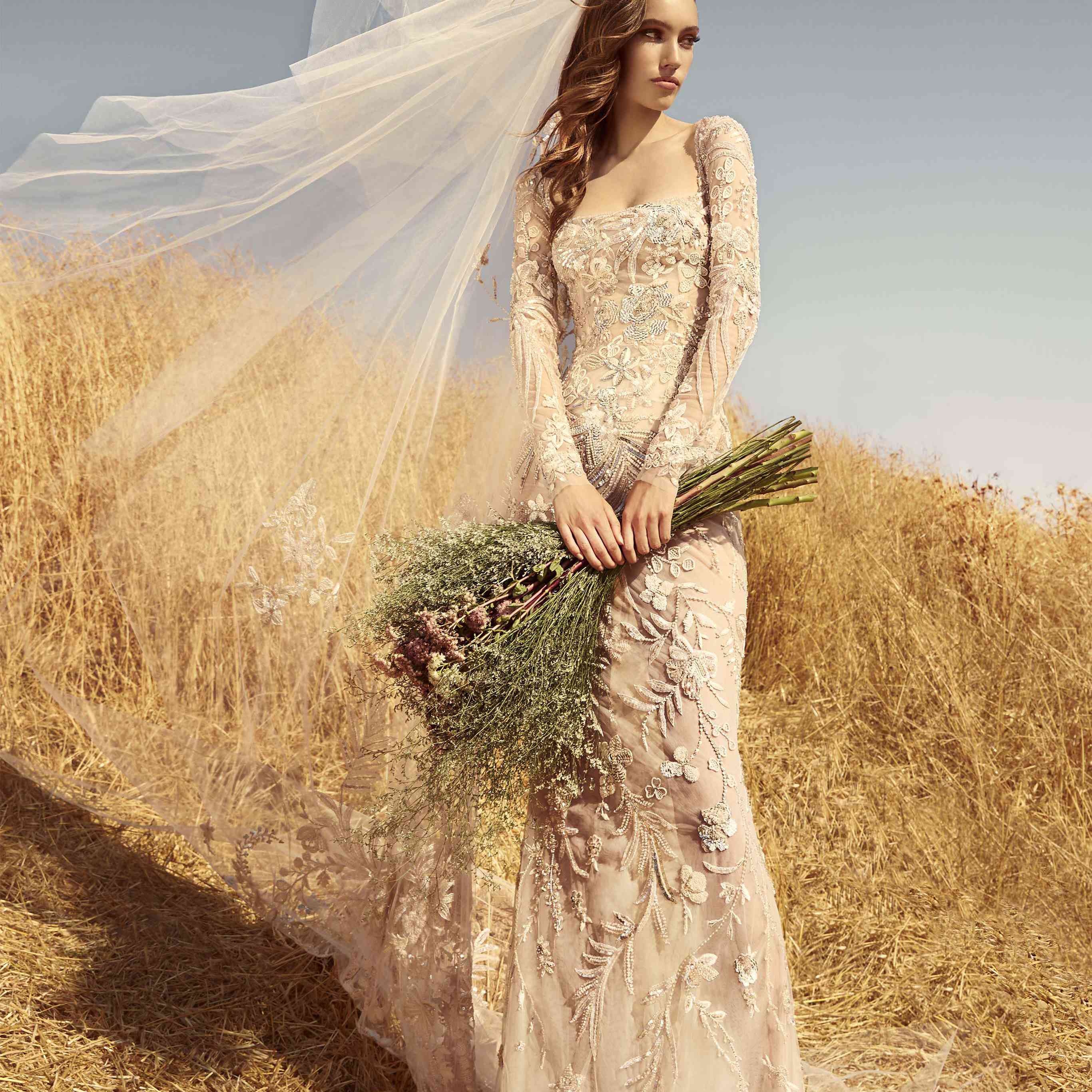 模型在一个长袖绣花薄纱礼服