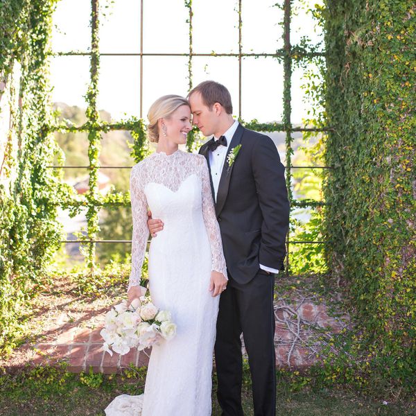 在花园里牵着手的情侣