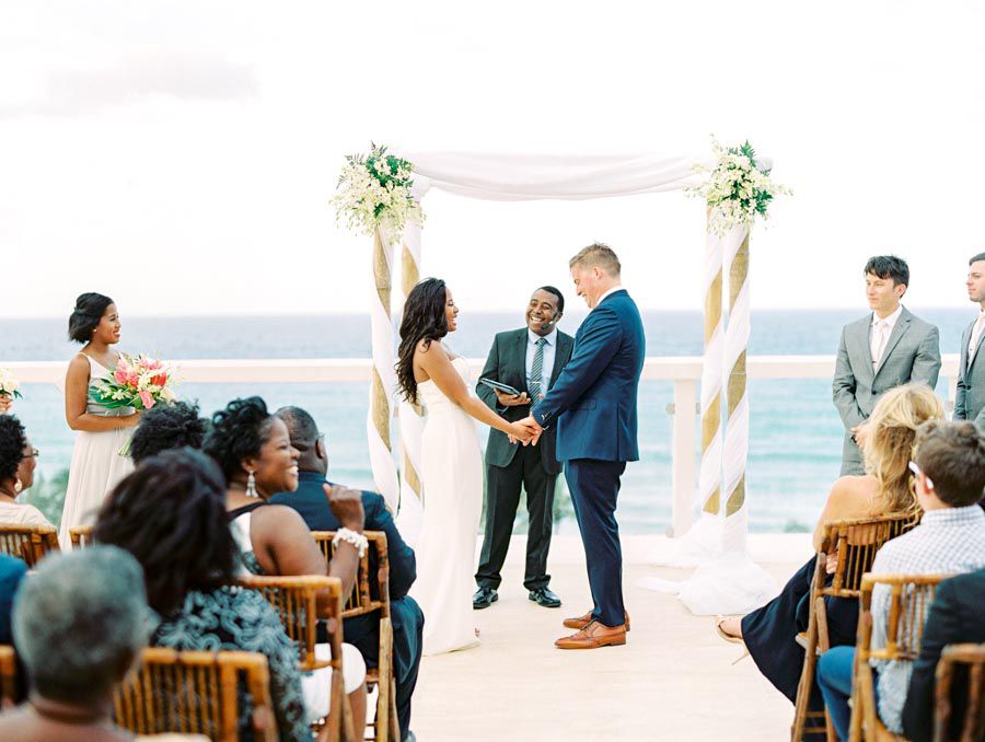 新娘和新郎在祭坛