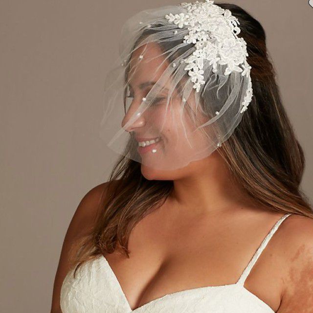 布鲁内特新娘穿着珍珠缀饰的鸟笼面纱