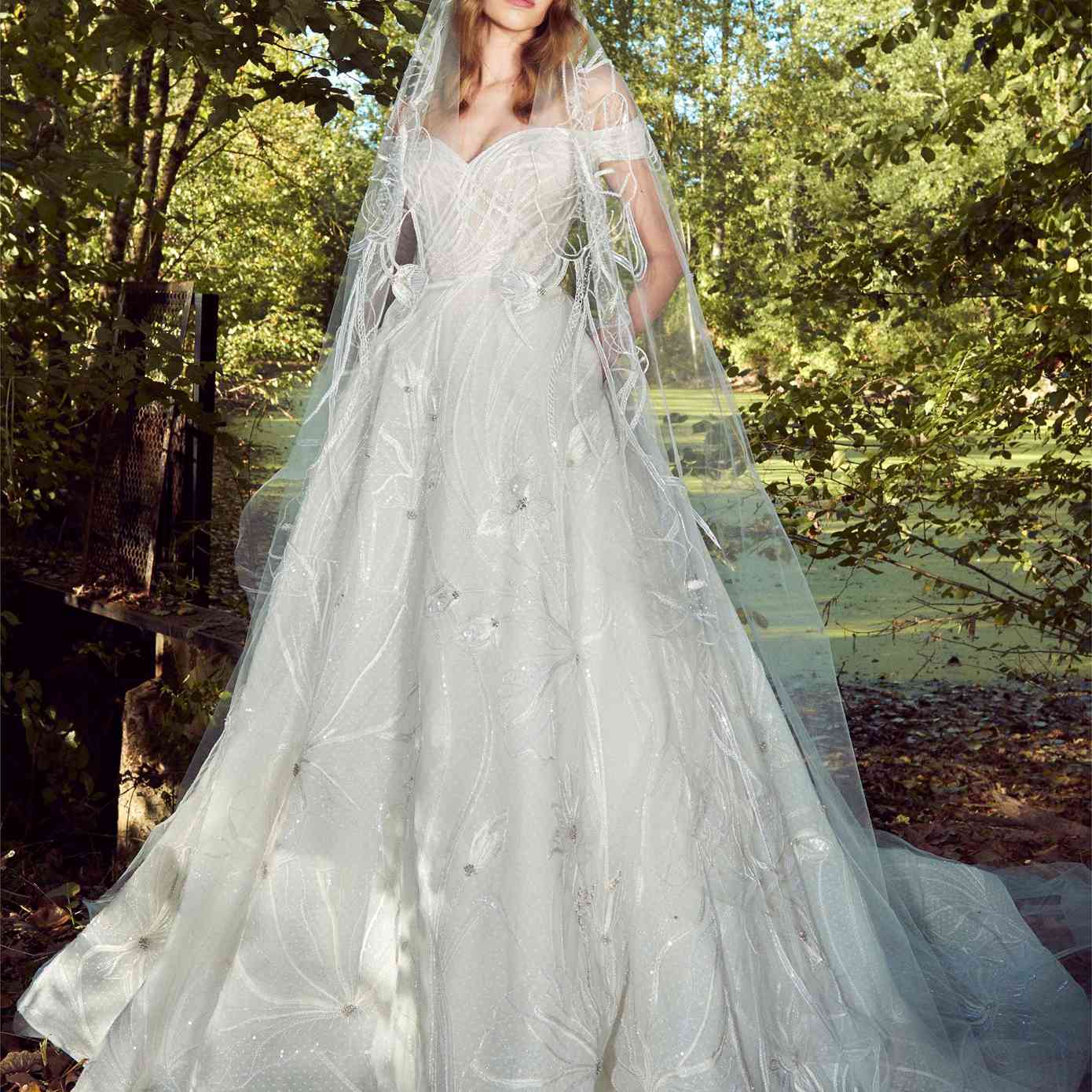 模型与银露肩甜心虚线薄纱舞会礼服串珠刺绣和裙子的口袋和一个匹配的面纱