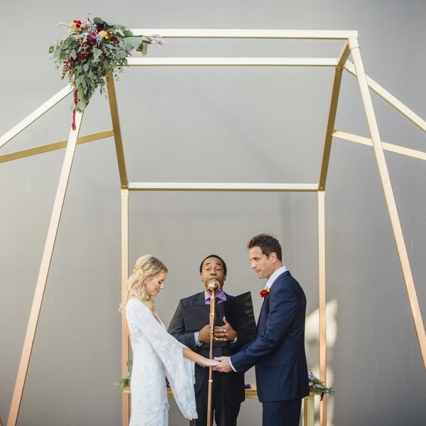 新娘和新郎在现代圣坛
