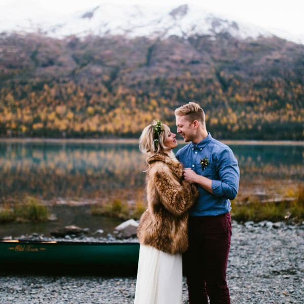 穿着棕褐色皮大衣的新娘与绿色花卉冠