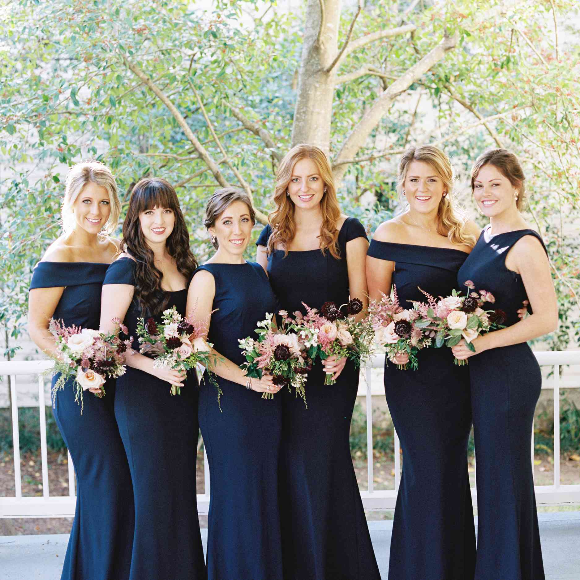 宝蓝色的伴娘礼服