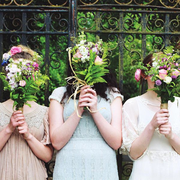 < / p > < p >伴娘拿着花束