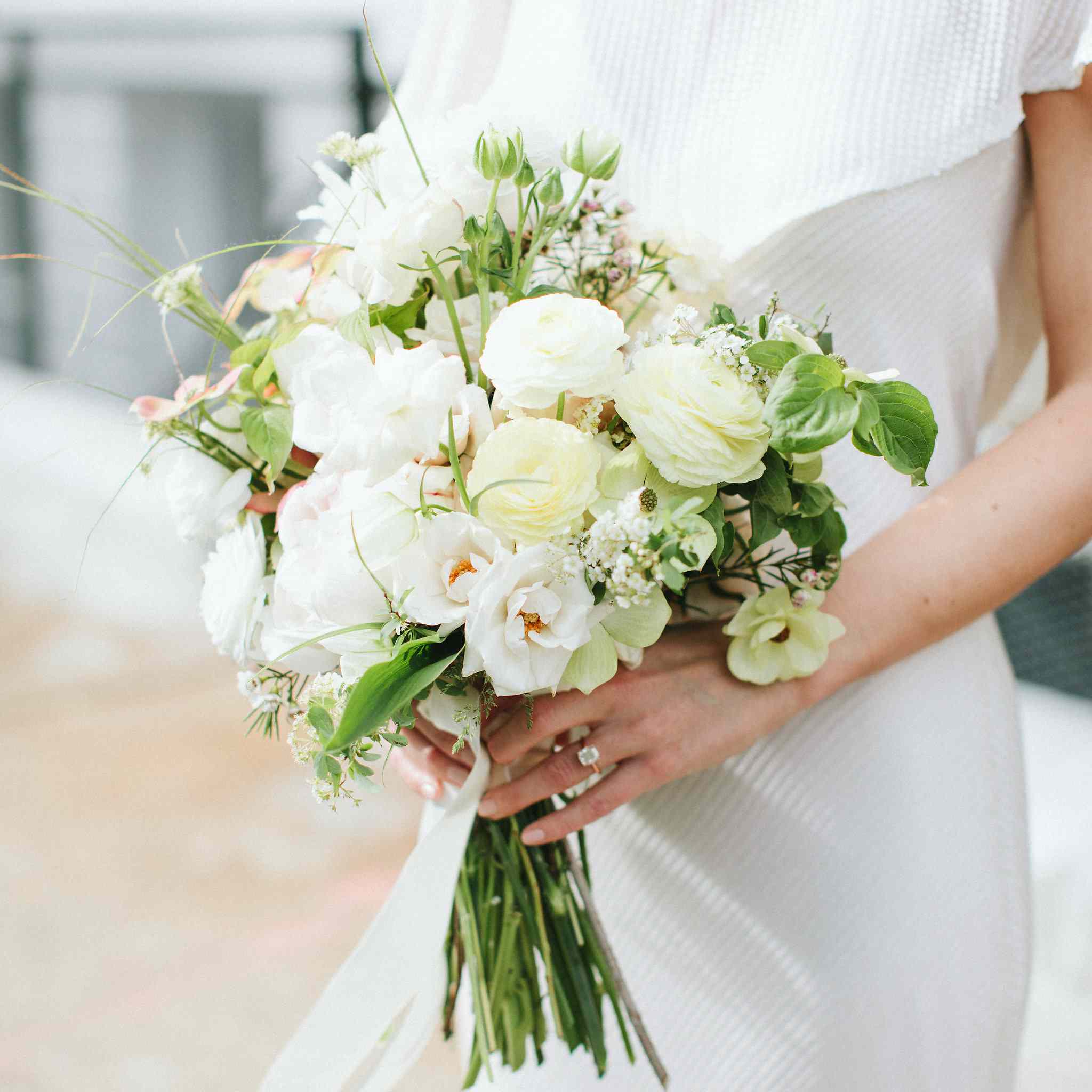 <p>新娘拿着花束</ p>