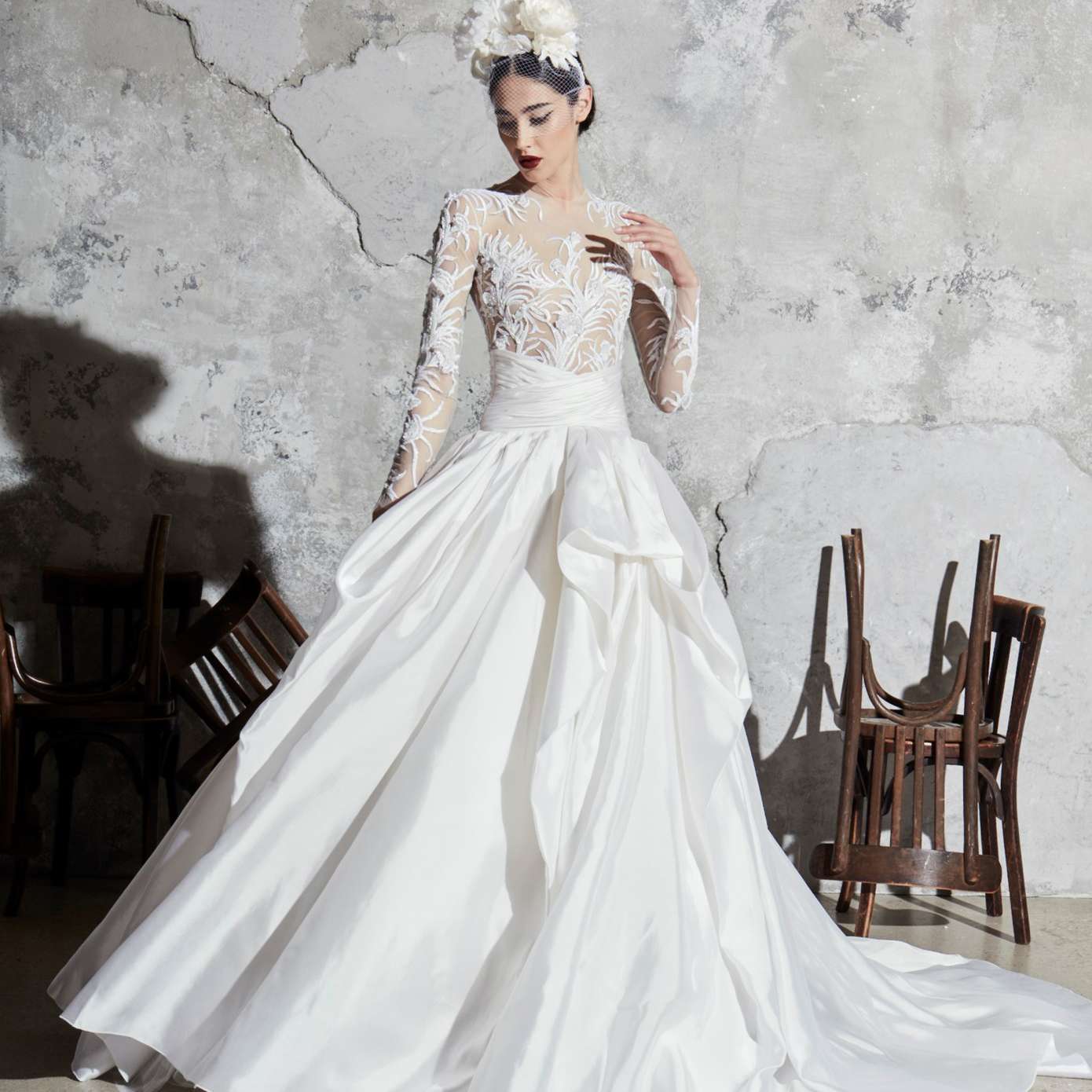 模型在舞会礼服长袖绣花幻觉的紧身上衣,搭腰带和聚集丝绸裙子