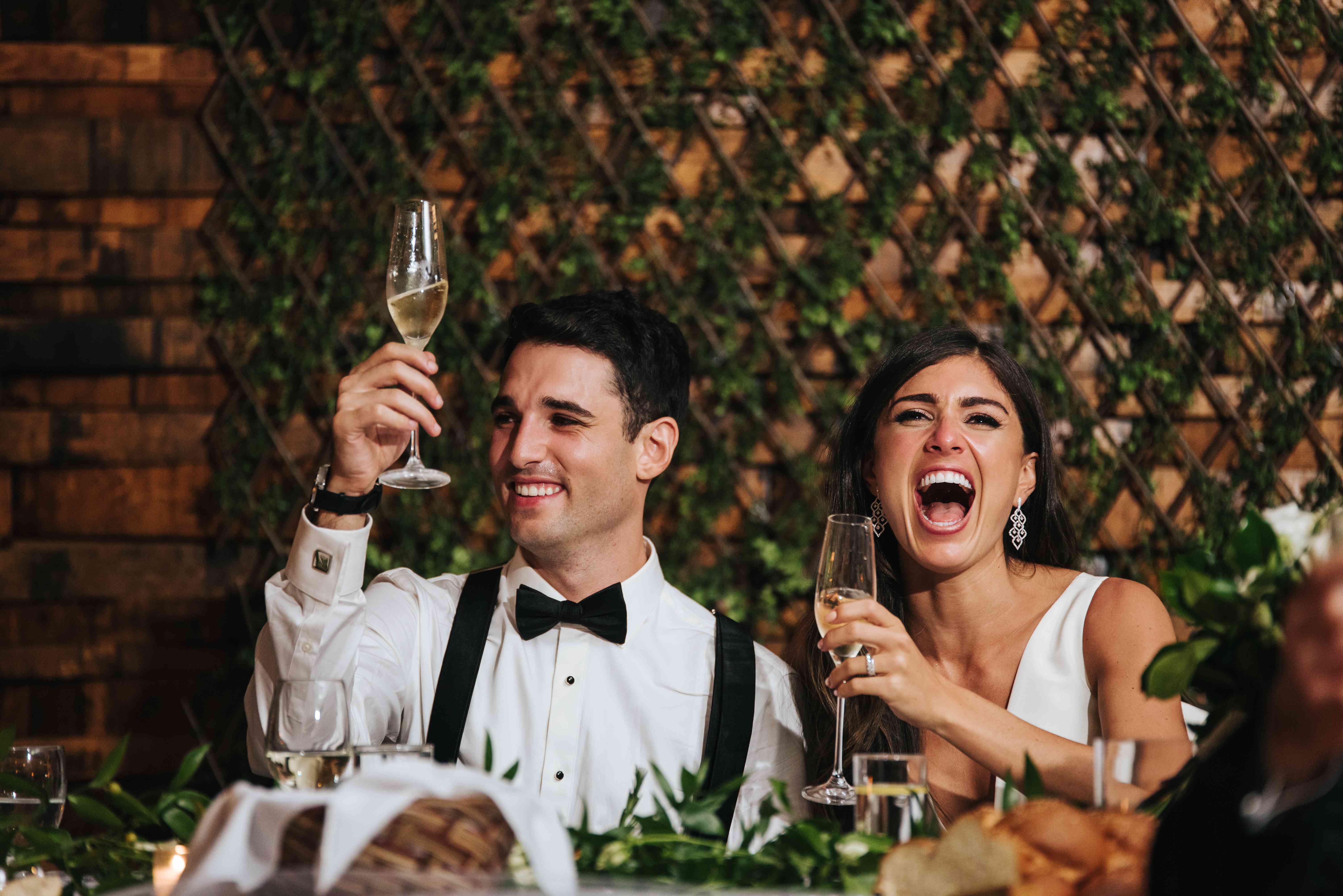 新娘和新郎在接待处敬酒