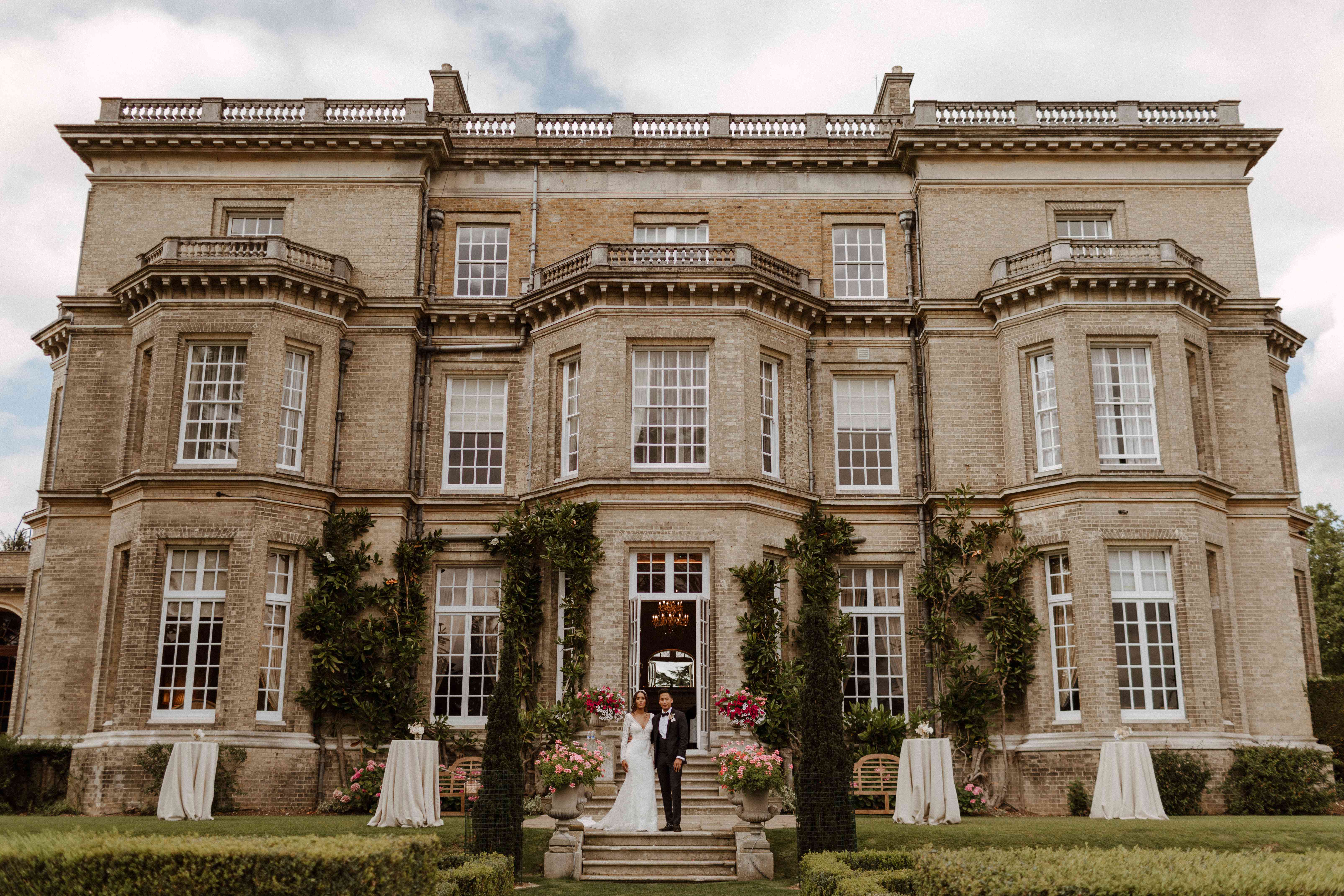 新娘和新郎在他们的会场前