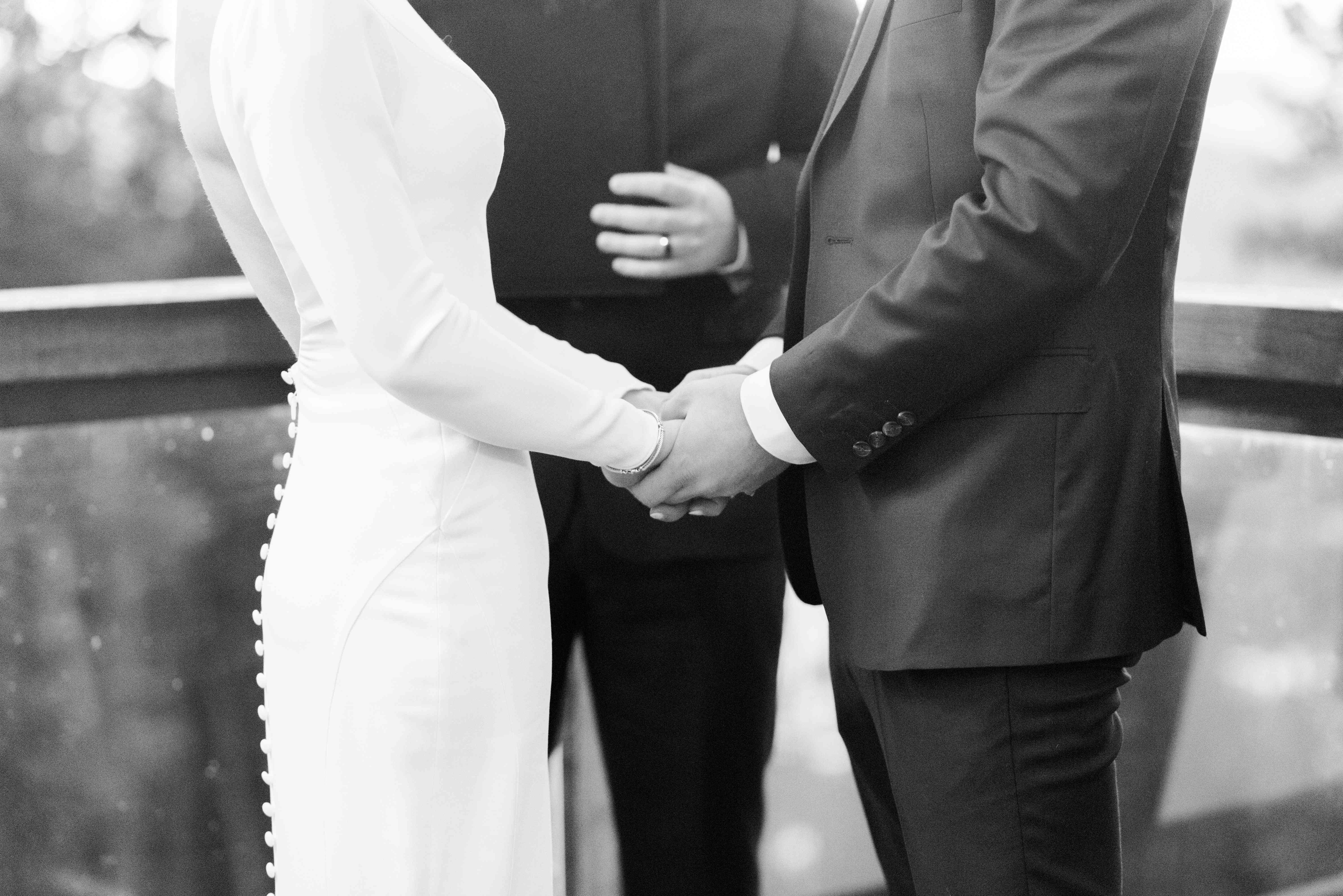 新娘和新郎手牵着手礼