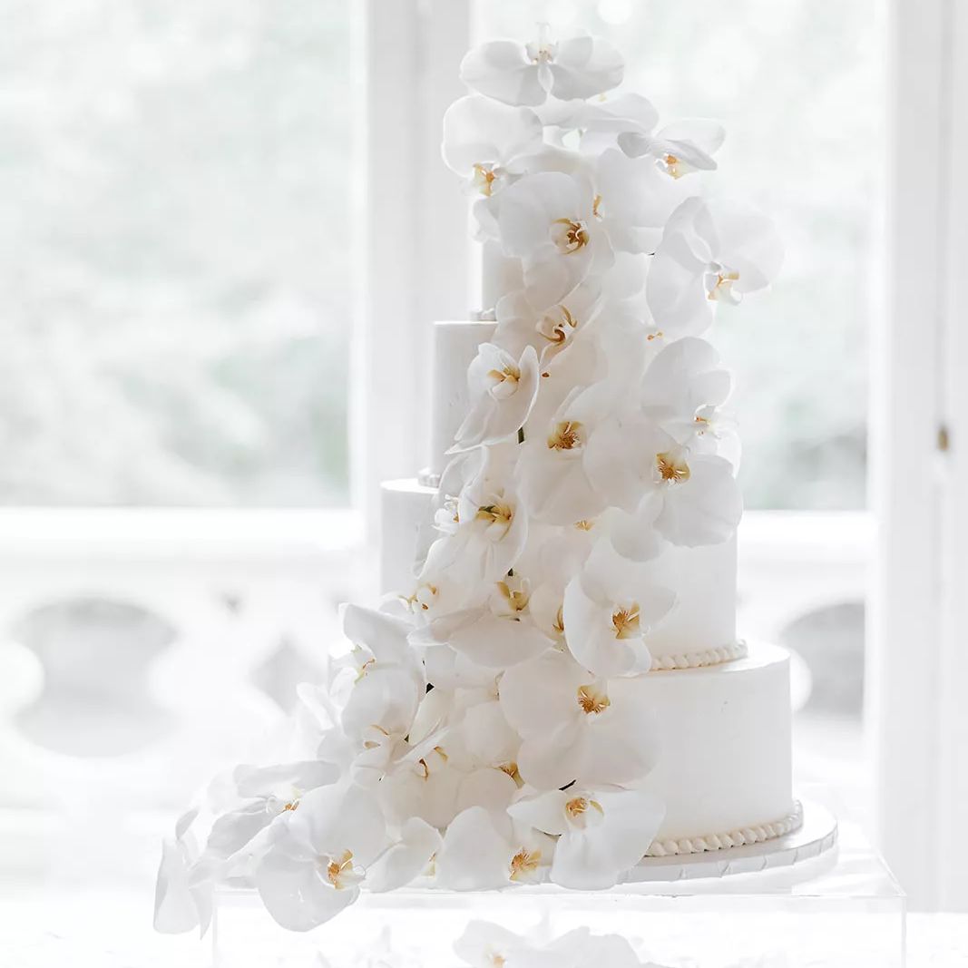 与花的白色婚宴喜饼