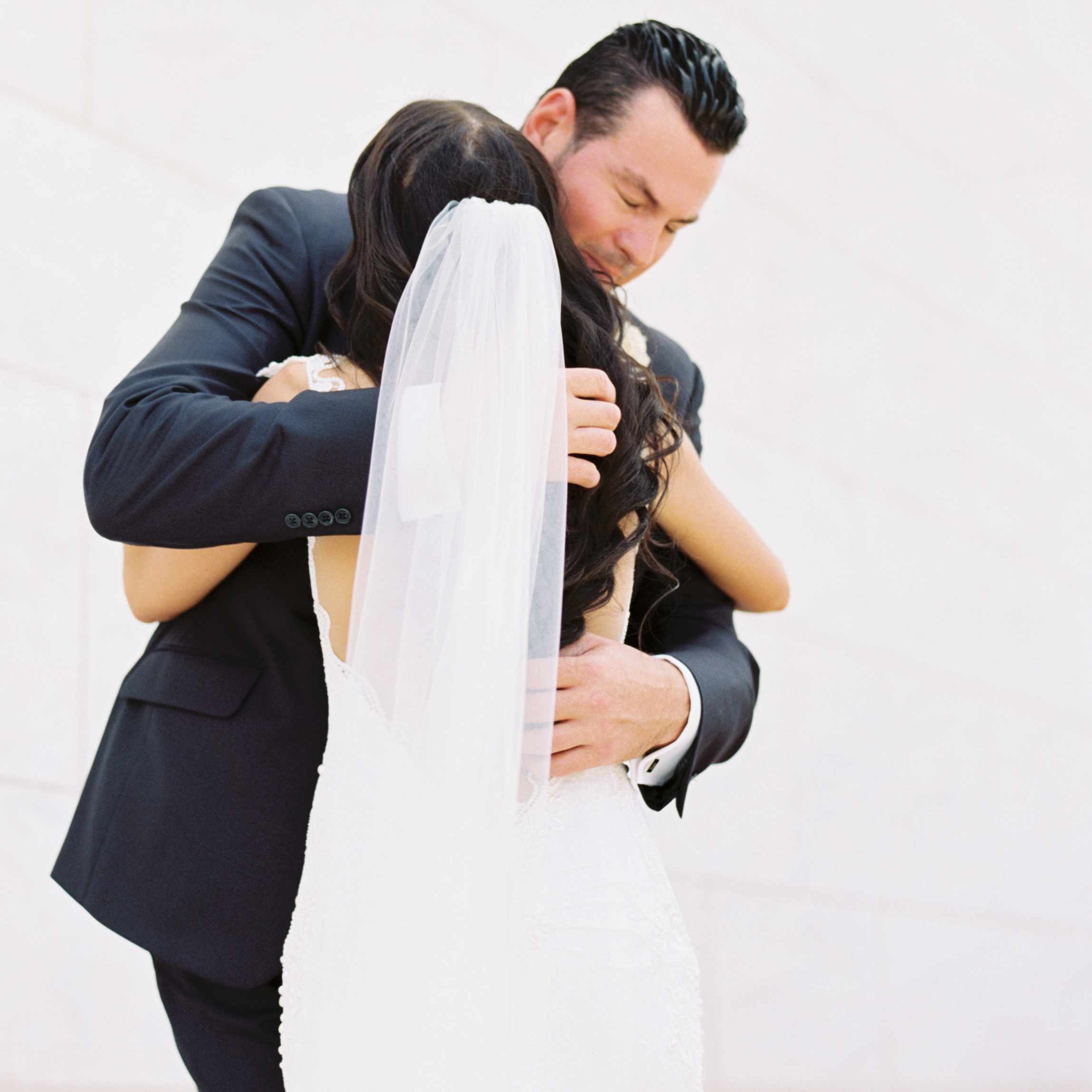 新娘和新郎拥抱在一起