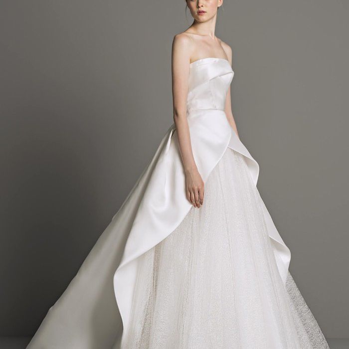 在搭着火车和薄纱露肩衬裙型号长礼服