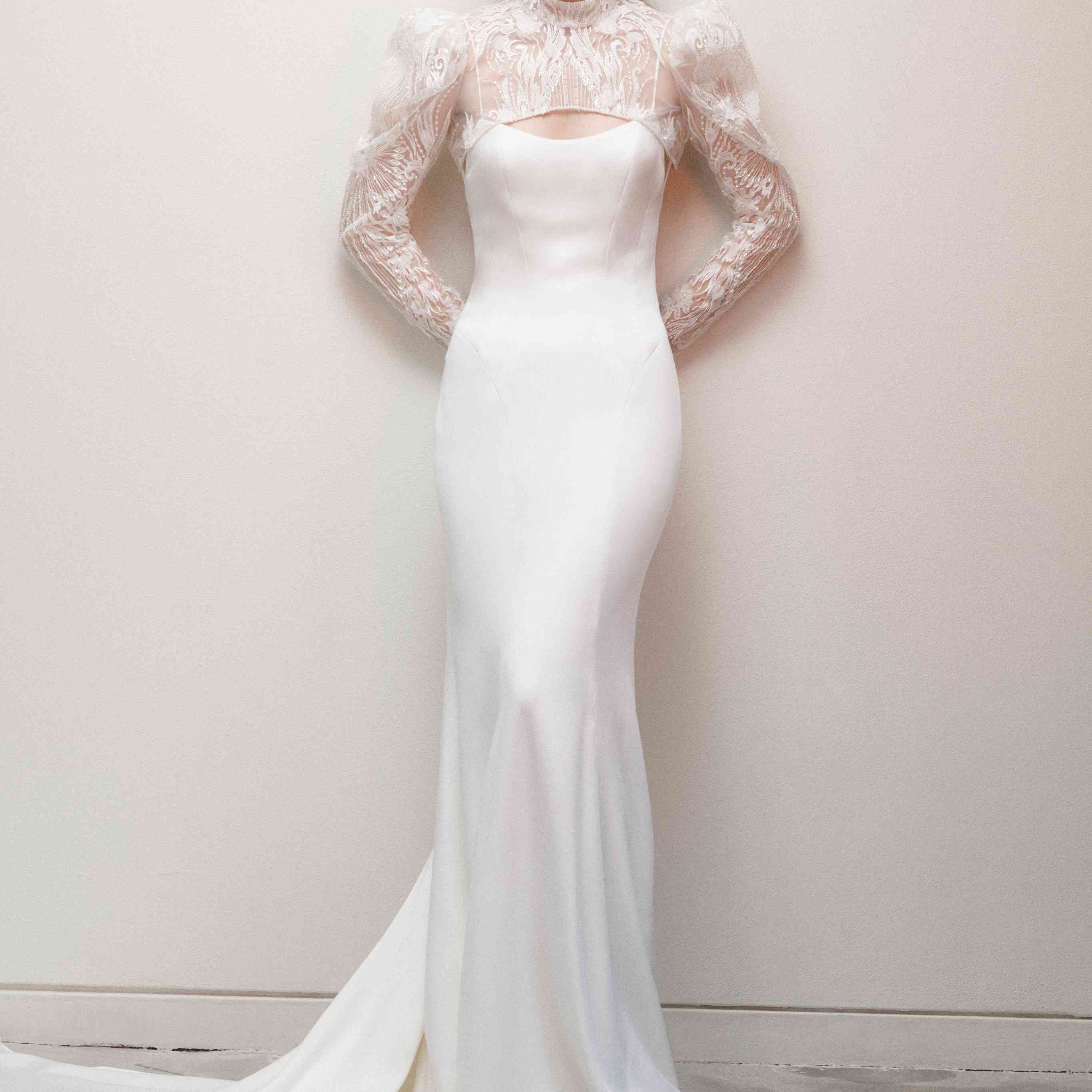 模型简单丝般滑连衣裙，高领蕾丝capelet长泡泡袖