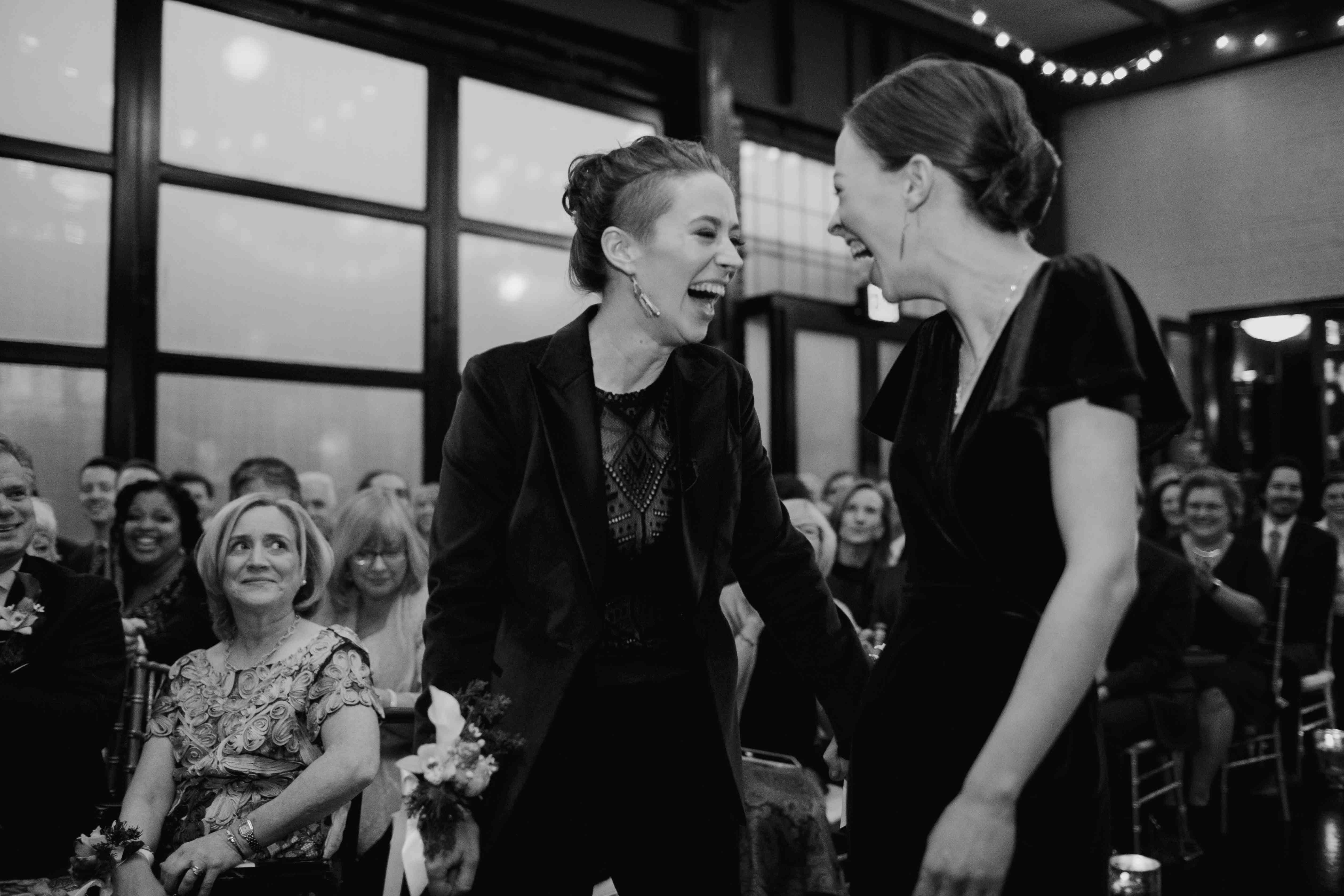 凯蒂和她的妹妹共用一个笑“class=