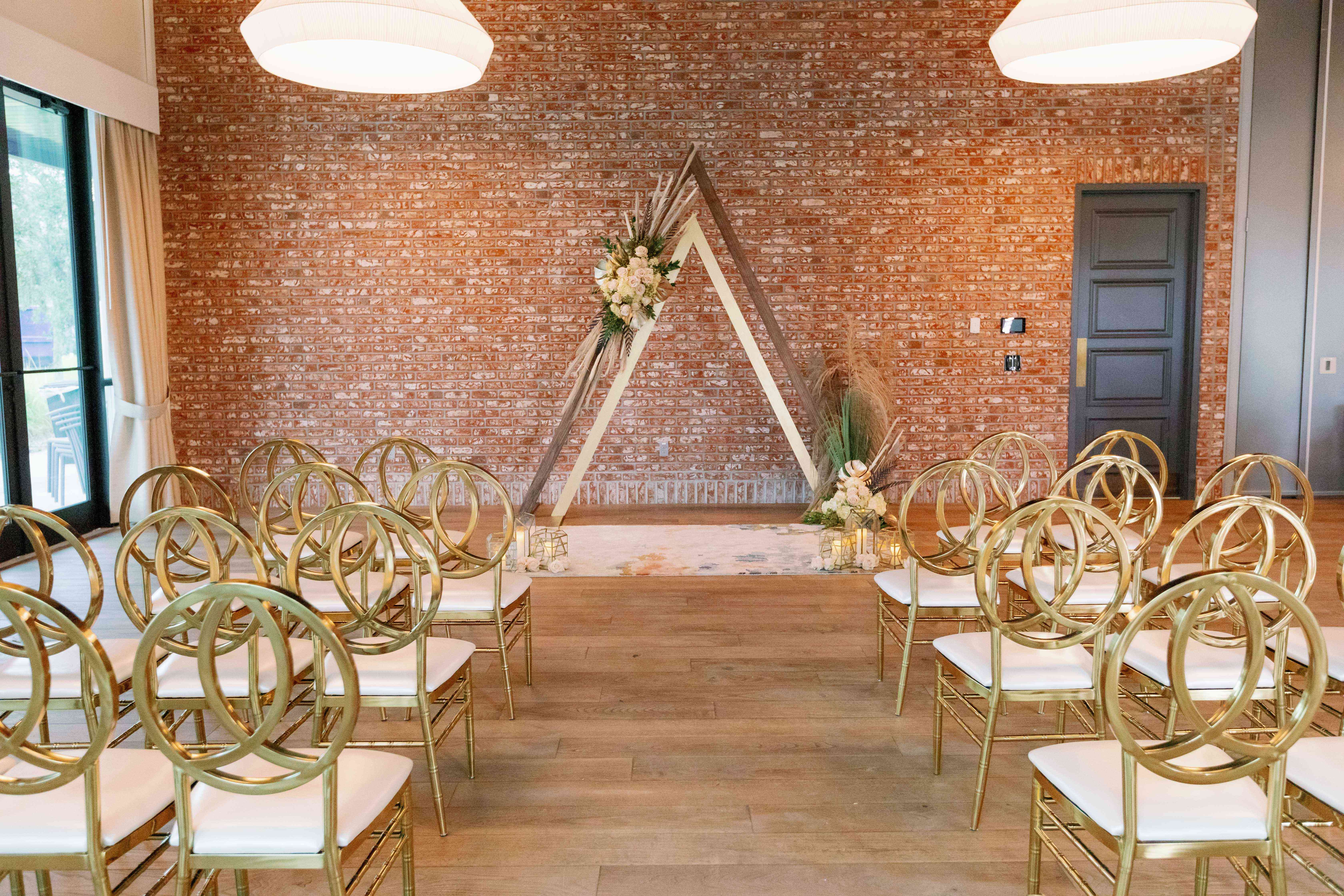 在Dockside Lake Nona婚礼场地，带有裸露砖墙的仪式空间