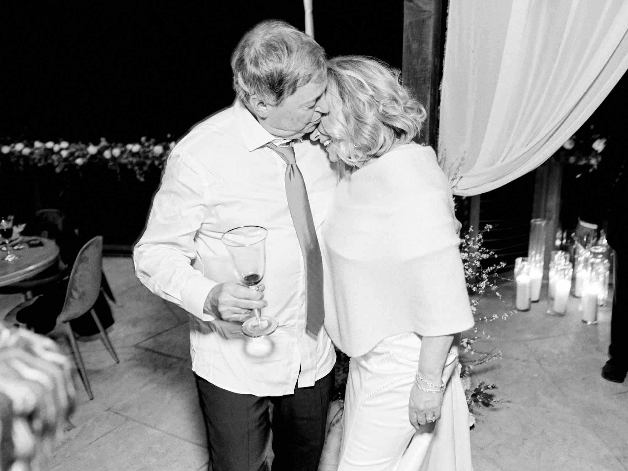 亲密的加利福尼亚婚礼，新郎亲吻新娘