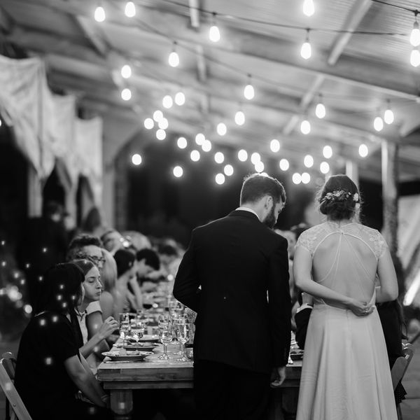 新娘和新郎在晚宴