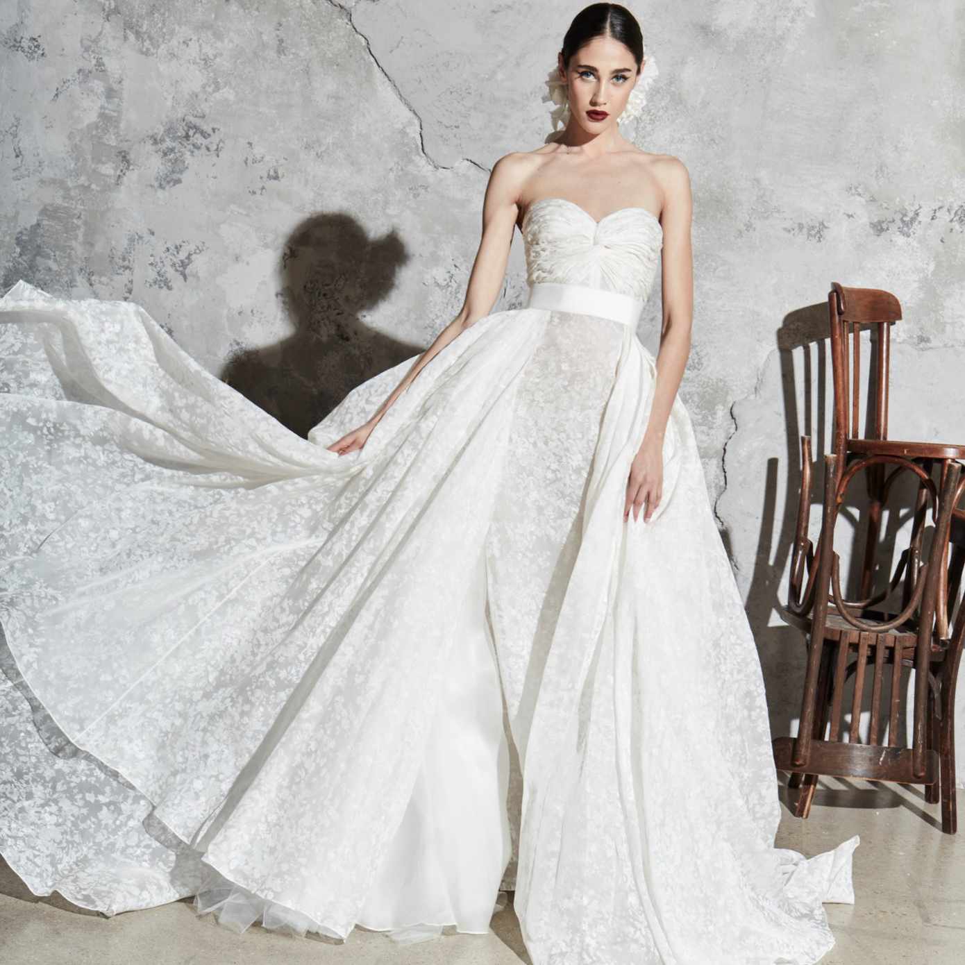 模型在无肩带花的舞会礼服的半裙和白色的腰带