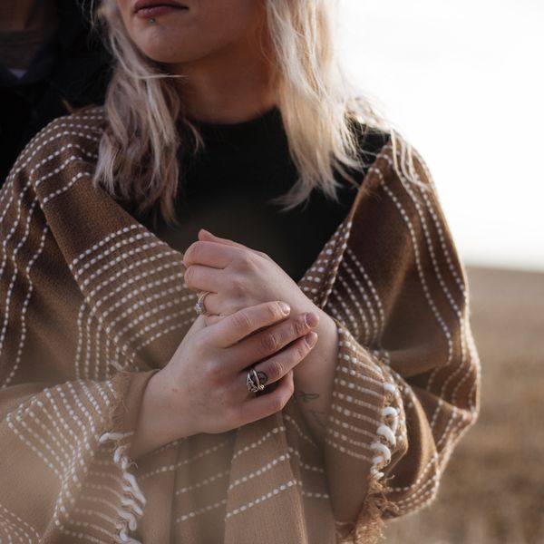 女人握着她的手