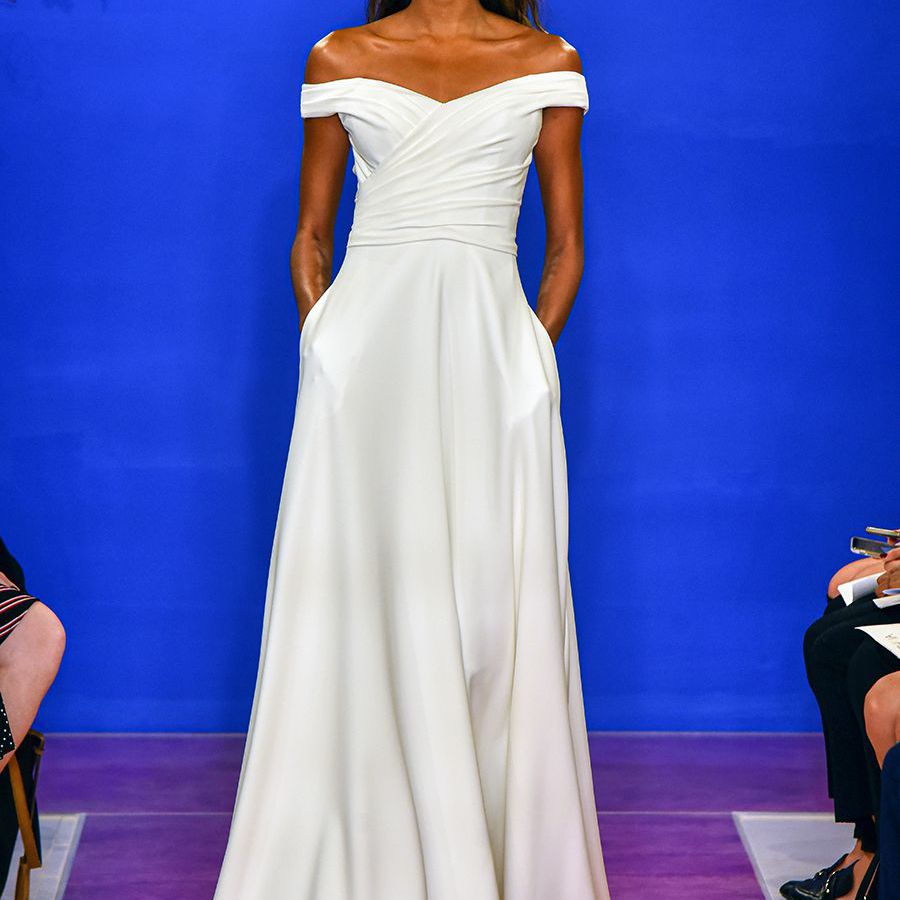 模特走天桥在露肩舞会礼服婚纱与裙子口袋