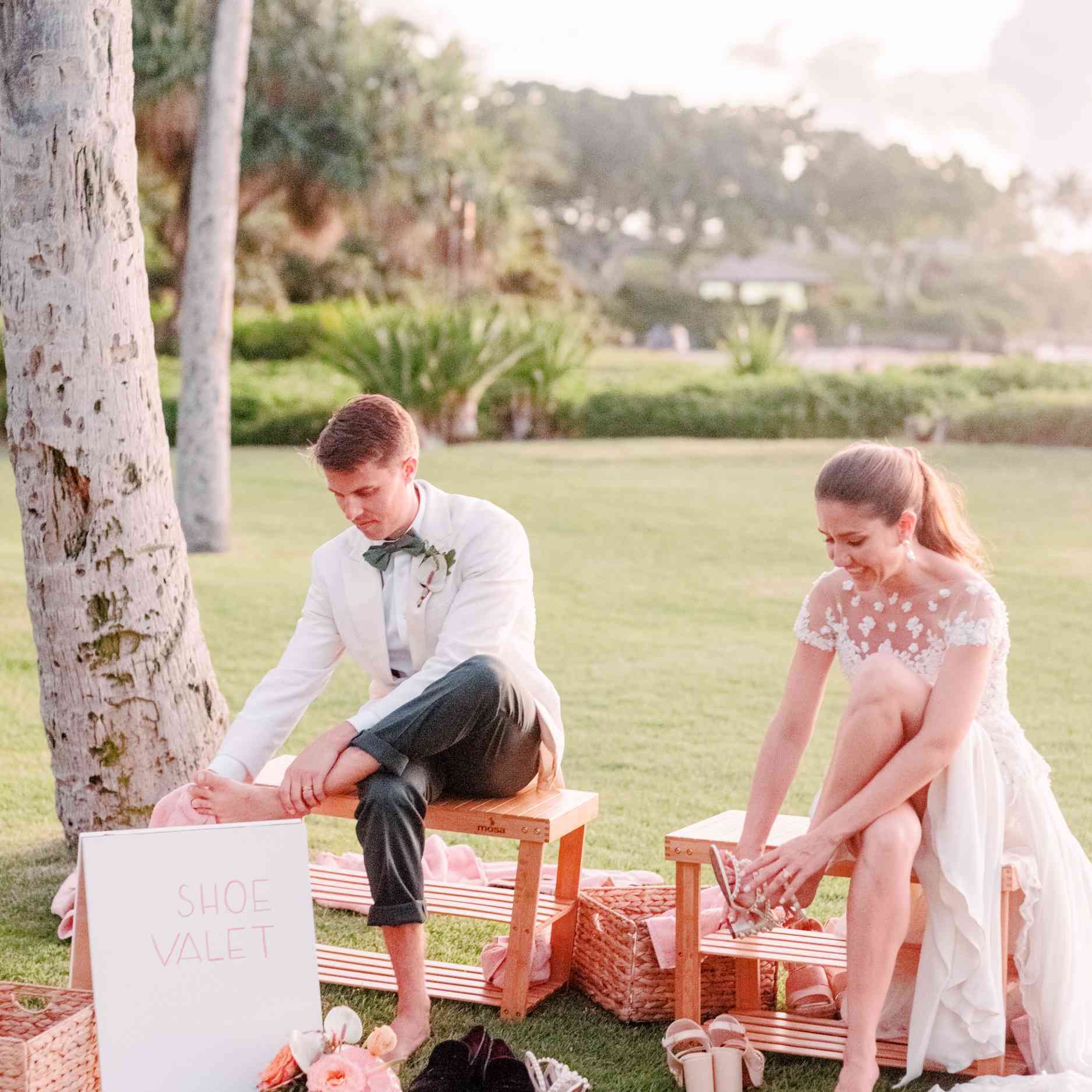 新娘和新郎脱鞋