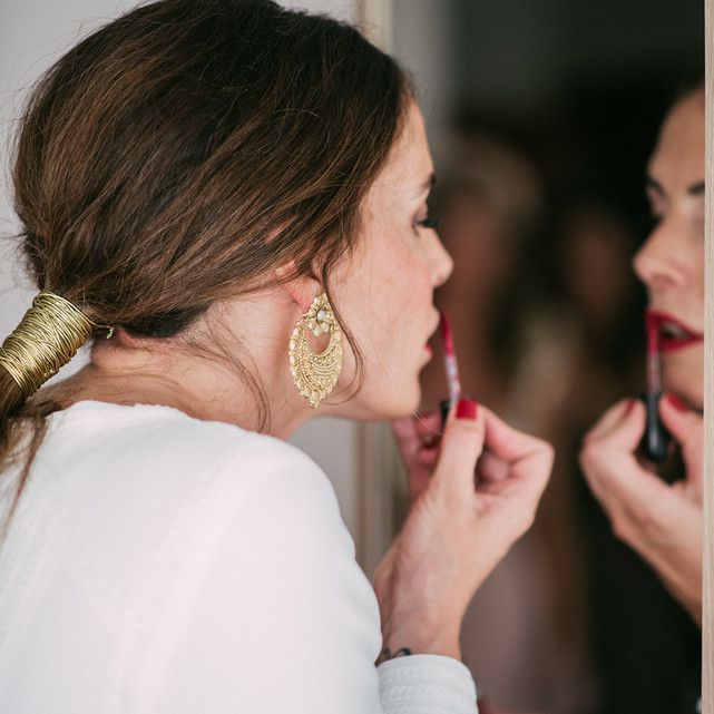 新娘穿上化妆唇膏