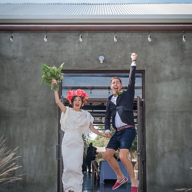 新娘and groom jumping