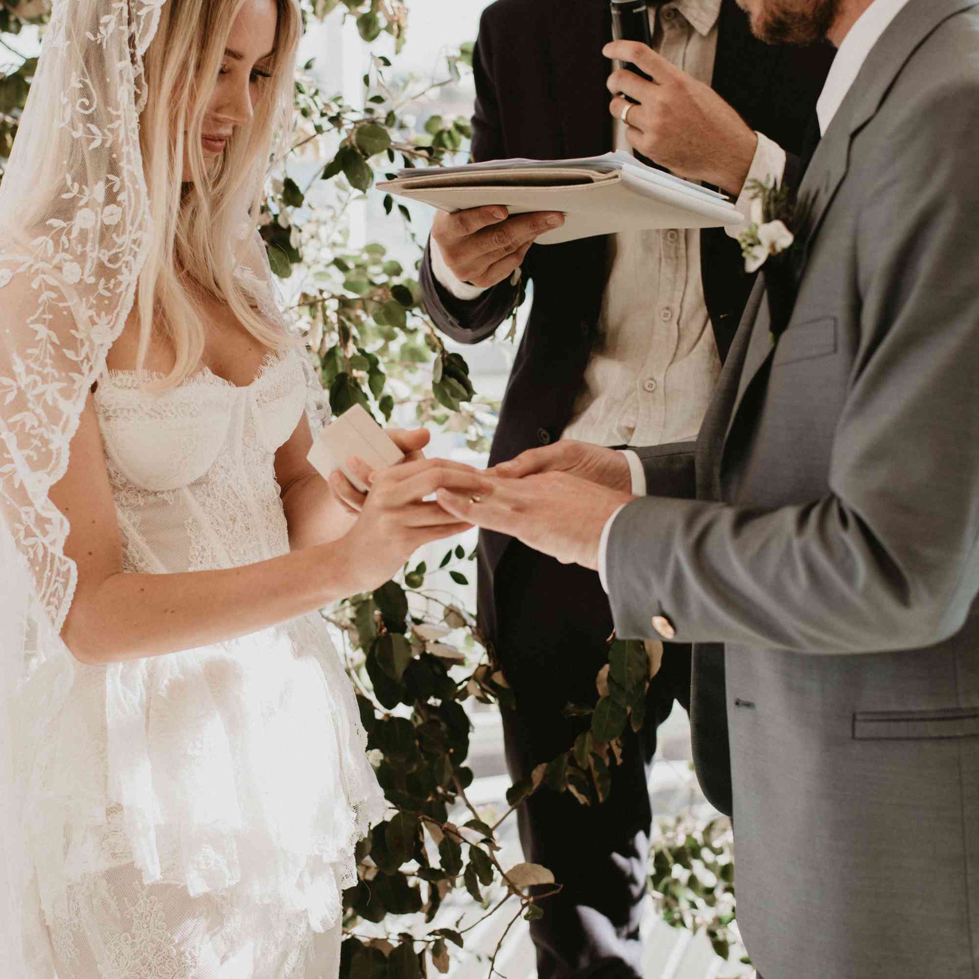 新娘和新郎交换戒指