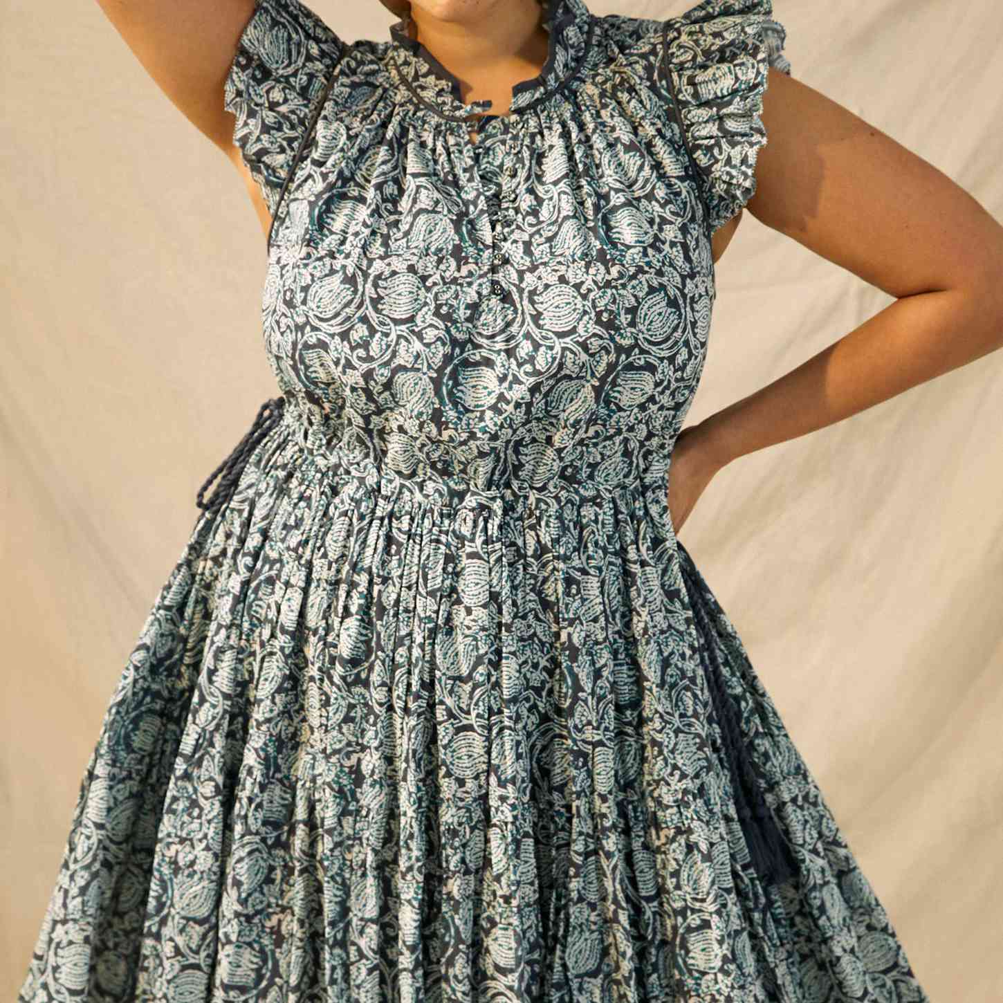 让我成为常春藤荷叶边迷你连衣裙188美元