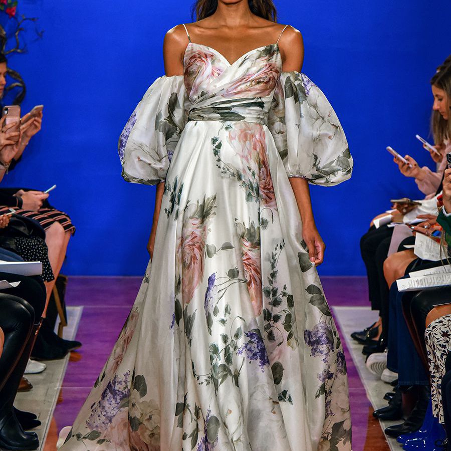 在花卉印花丝绸球长的模型走跑道与肩膀的气球袖子