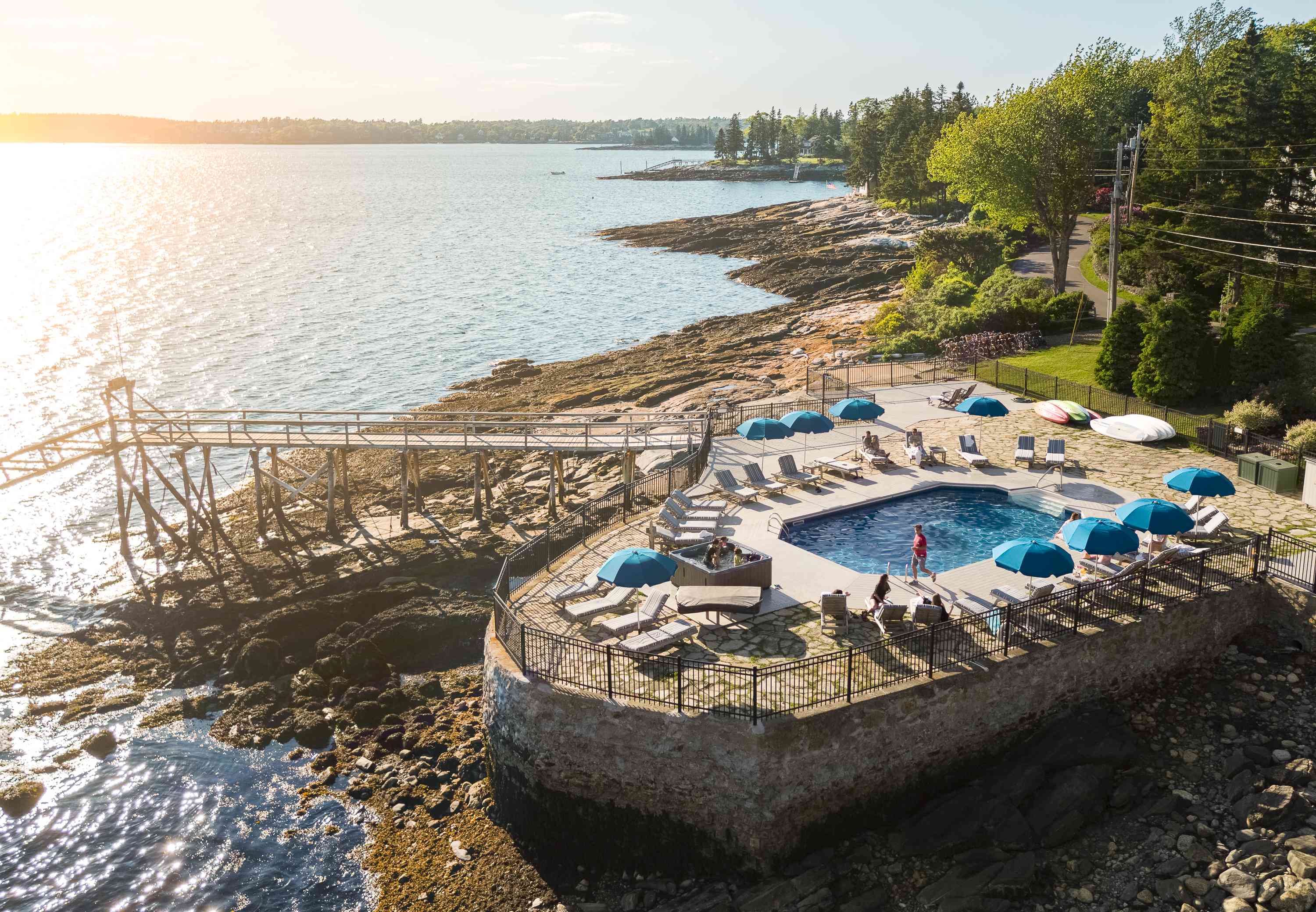 湖畔池与蓝色的雨伞