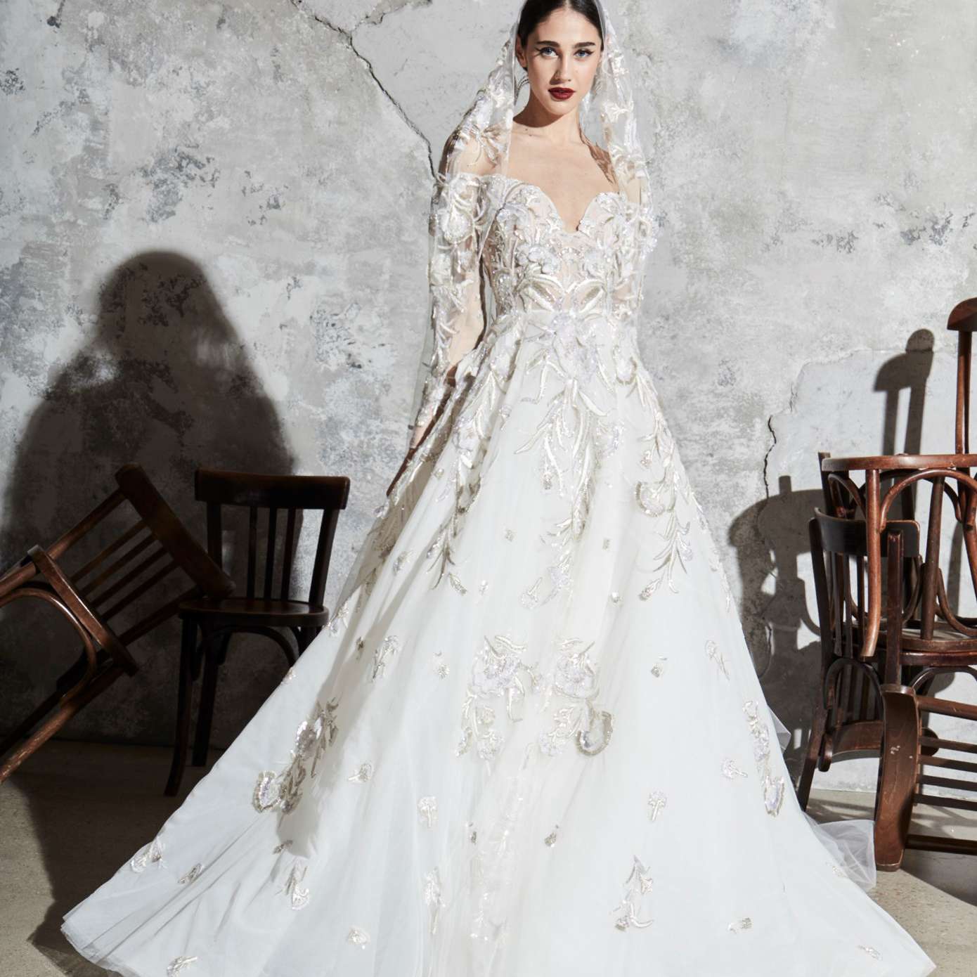 模型与深甜心领口和露肩长袖舞会礼服金银刺绣与匹配的面纱