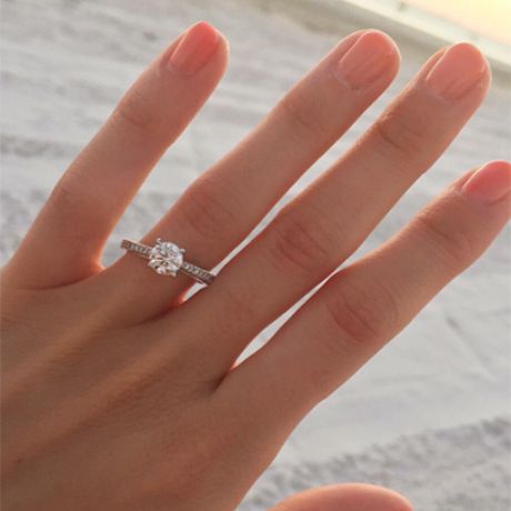 海滩上的日落订婚戒指自拍188bet官网88bet官网