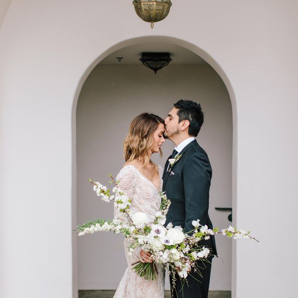 <p新郎亲吻新娘