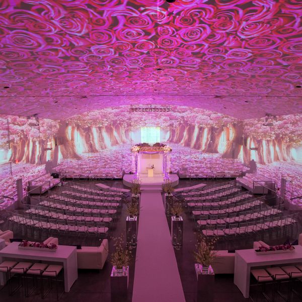 有投影仪的婚礼仪式