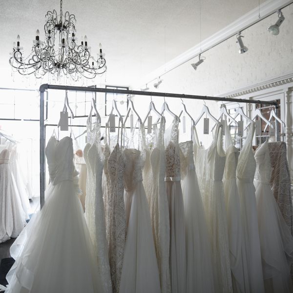 在婚纱精品店机架婚纱礼服