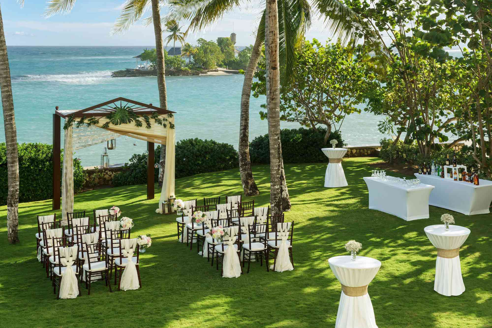 与棕色椅子的木坛设置为海滨婚礼