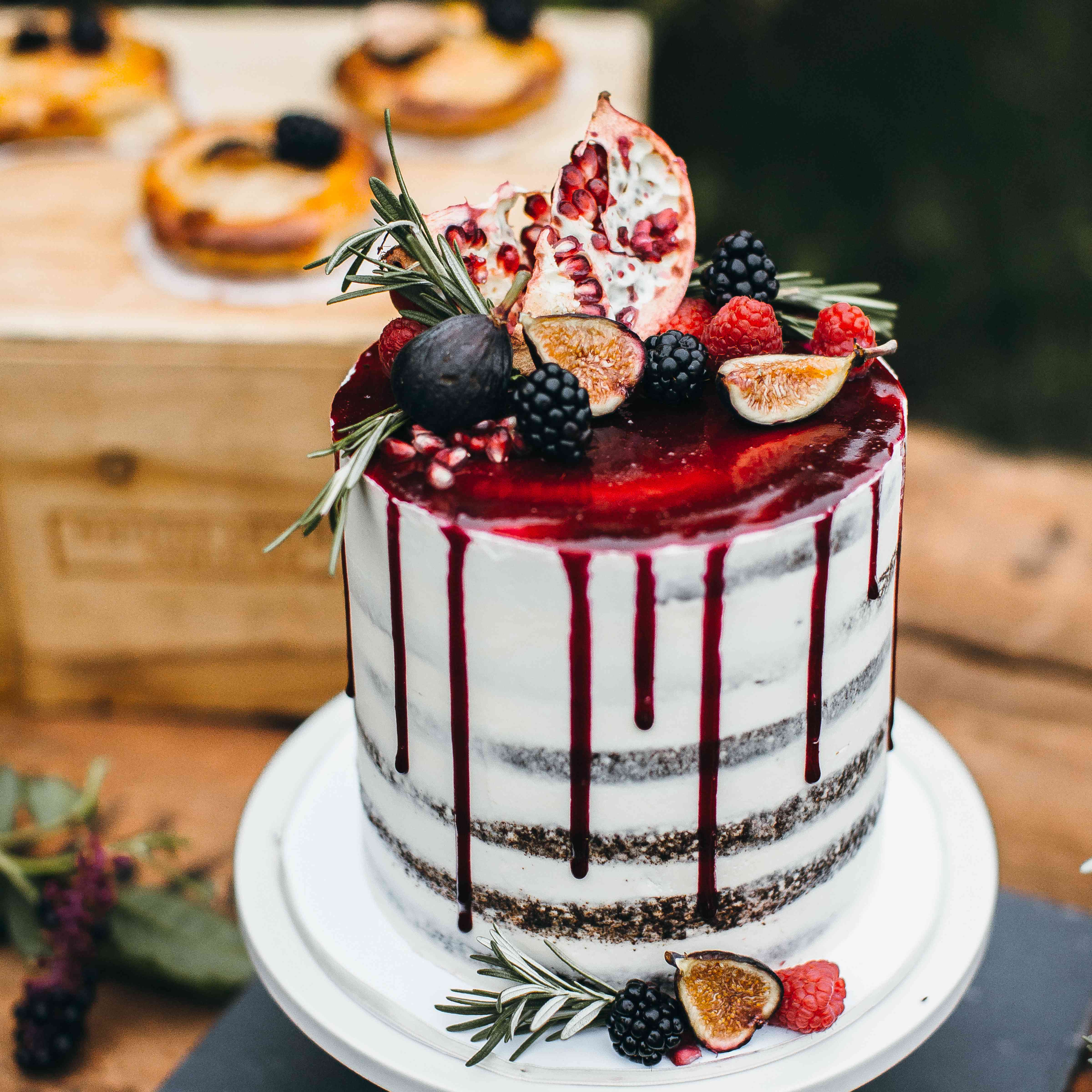 裸红釉滴婚礼蛋糕